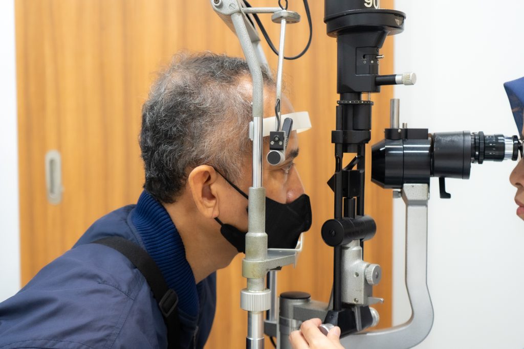 dokter mata Jakarta Selatan sedang memeriksa pasien