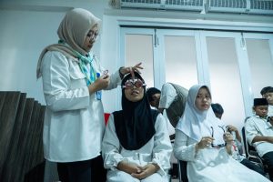 pemeriksaan mata anak oleh tim medis rs visindo
